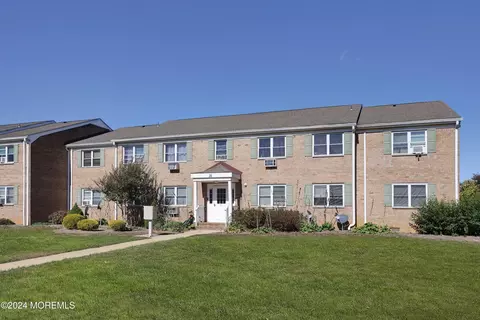31 Manchester Ct #F, Freehold, NJ 07728