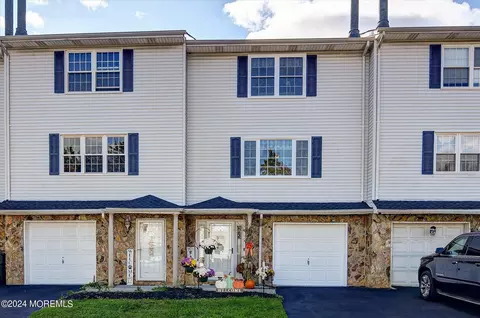 9 Dutch Ln, Hazlet, NJ 07730