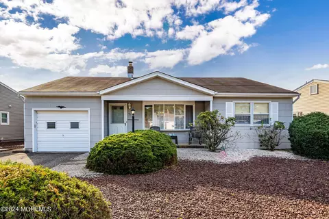 42 Oakfield Rd, Toms River, NJ 08757