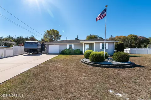 4 Heron Ct, Forked River, NJ 08731