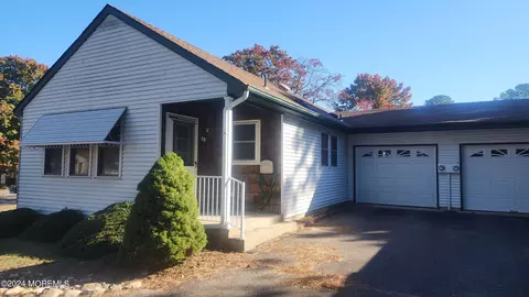 4 Deerfield Dr #B, Whiting, NJ 08759
