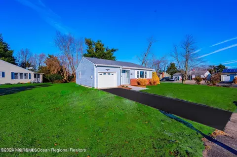 102 Hatfield Ct, Toms River, NJ 08757