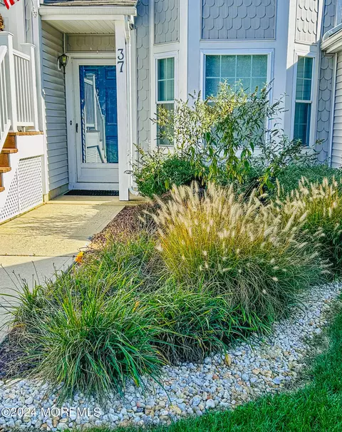 37 Poplar Pl, Freehold, NJ 07728