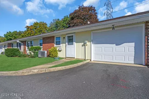 335 Canterbury Ct # B, Lakewood, NJ 08701