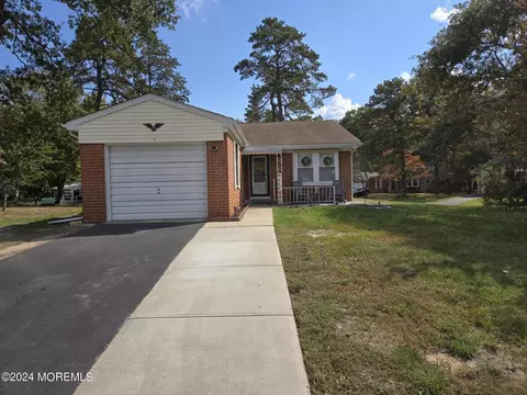 1 Bowie Pl, Whiting, NJ 08759