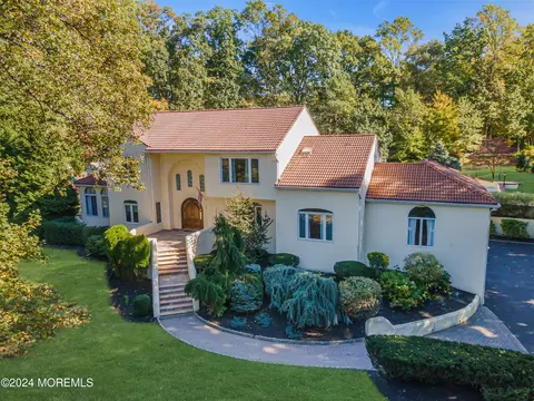 4 Oak Tree Ln, Holmdel, NJ 07733