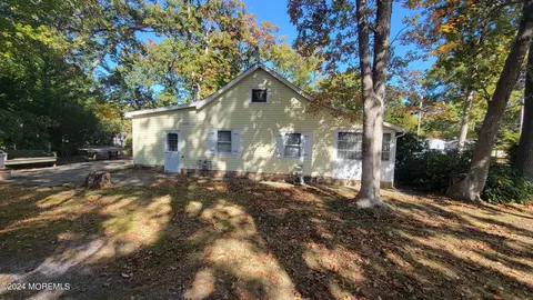 520 Gilford Ave, Toms River, NJ 08753