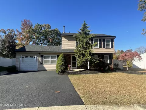 10 Lampost Ct, Howell, NJ 07731