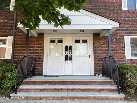 5 Juniper Ln # B, Eatontown, NJ 07724