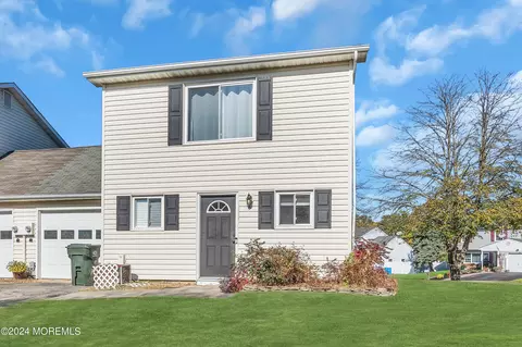 5 Tracey Ct, Howell, NJ 07731