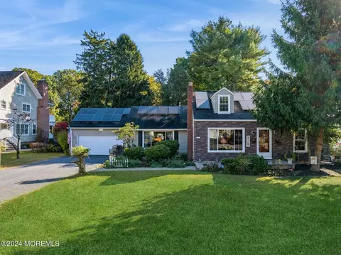 212 Pine Pl, Middletown, NJ 07748