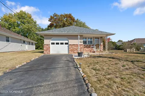 8 Mount Dashan Ln, Toms River, NJ 08753