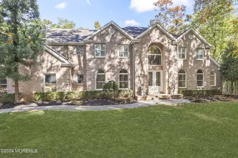 4 Sugarloaf Pl, Manalapan, NJ 07726