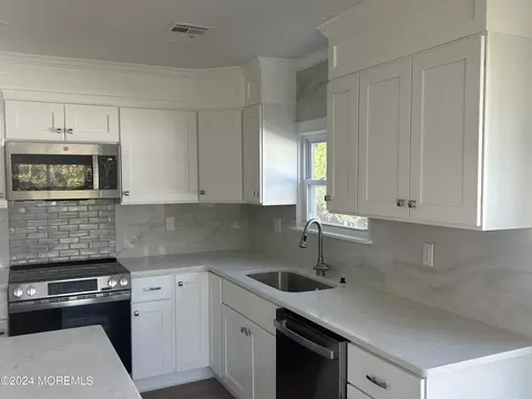 Kitchen - 60 Bonaire Dr, Berkeley, NJ 08721 photo 5 of 18
