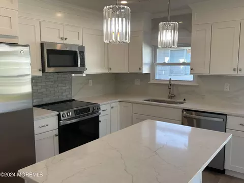 Kitchen - 60 Bonaire Dr, Berkeley, NJ 08721 photo 12 of 18