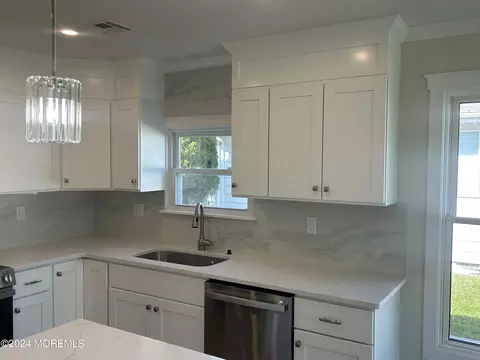 Kitchen - 60 Bonaire Dr, Berkeley, NJ 08721 photo 9 of 18