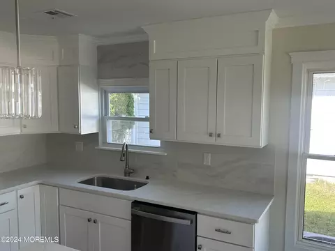 Kitchen - 60 Bonaire Dr, Berkeley, NJ 08721 photo 4 of 18