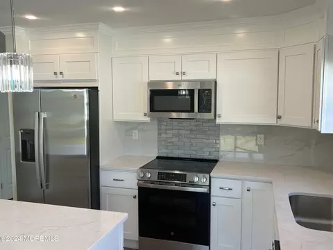 Kitchen - 60 Bonaire Dr, Berkeley, NJ 08721 photo 10 of 18