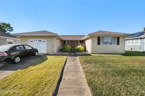 75 Bonaire Dr, Toms River, NJ 08757