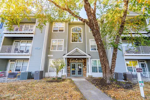 582 Saint Andrews Pl, Manalapan, NJ 07726