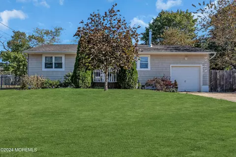 14 Brandies Rd, Toms River, NJ 08757
