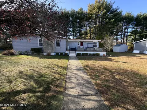516 Rosalind Rd, Freehold, NJ 07728