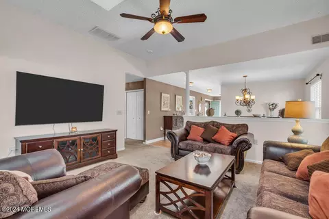 8 Eaton Ct, Jackson, NJ 08527