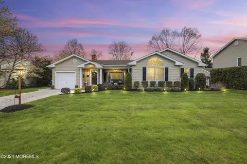 48 Victoria Pl, Red Bank, NJ 07701