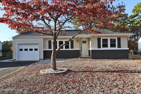 150 Castleton Dr, Toms River, NJ 08757