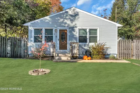 29 Bayberry Dr, Waretown, NJ 08758
