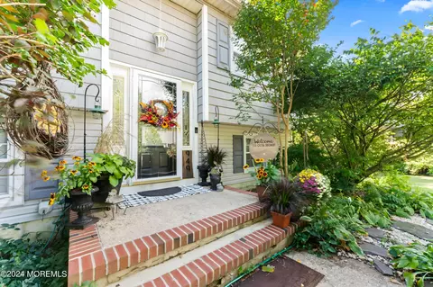 949 Ambassador Dr, Toms River, NJ 08753