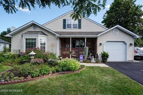 38 Farnworth Close #1000, Freehold, NJ 07728