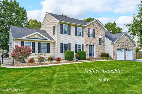 33 Sarah Ln, Howell, NJ 07731