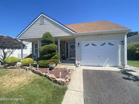 88 Portsmouth Dr, Toms River, NJ 08757
