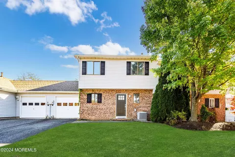 3 Tracey Ct, Howell, NJ 07731