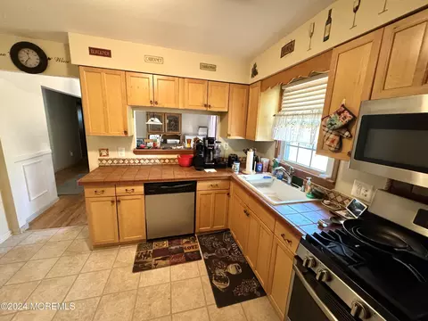 Kitchen - 322 Station Dr, Forked River, NJ 08731 photo 3 of 3