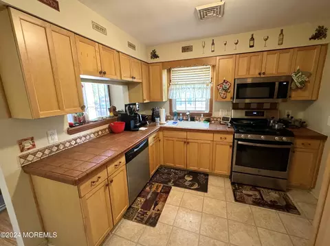 Kitchen - 322 Station Dr, Forked River, NJ 08731 photo 2 of 3