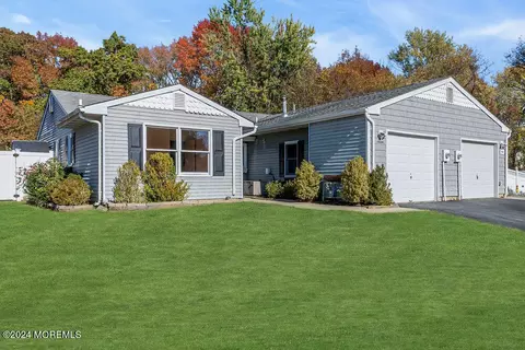 7 Briarcliff Ct, Freehold, NJ 07728