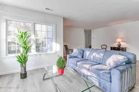 28 Honeysuckle Ln, Red Bank, NJ 07701