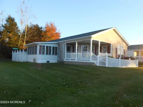 4 Fort Lee Dr, Manahawkin, NJ 08050