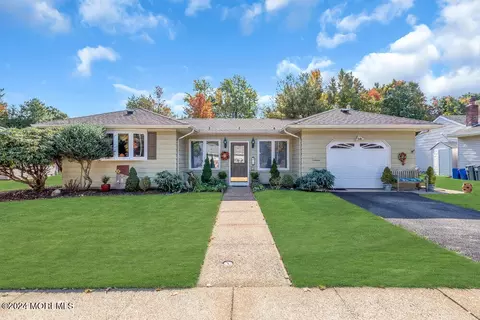 14 Scarborough Pl, Toms River, NJ 08757
