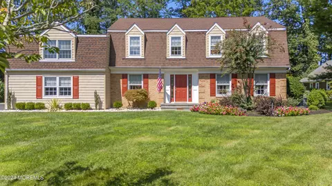 28 Packard Dr, Middletown, NJ 07748