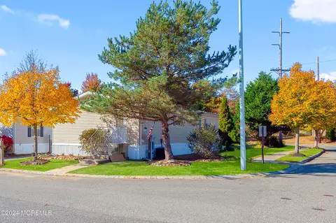 2 Baltimore Ave, Manahawkin, NJ 08050