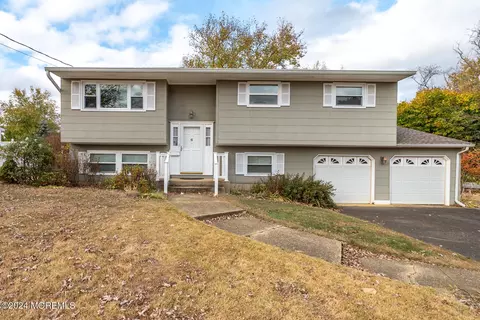6 Koenig Ln, Freehold, NJ 07728