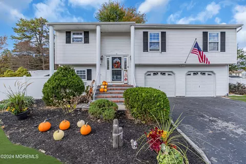 14 Cidermill Ct, Howell, NJ 07731