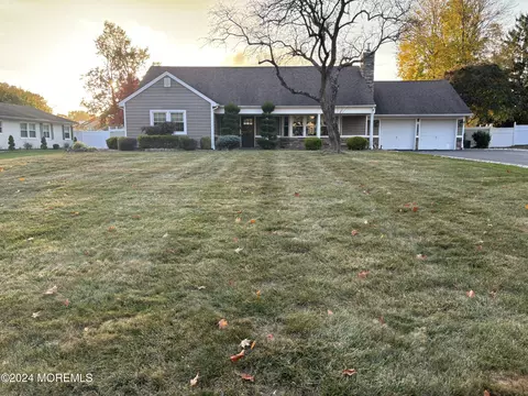 13 Scott Ln, Manalapan, NJ 07726