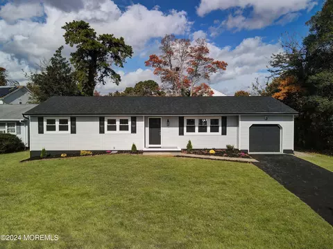 92 Holly Tree Ln, Toms River, NJ 08753
