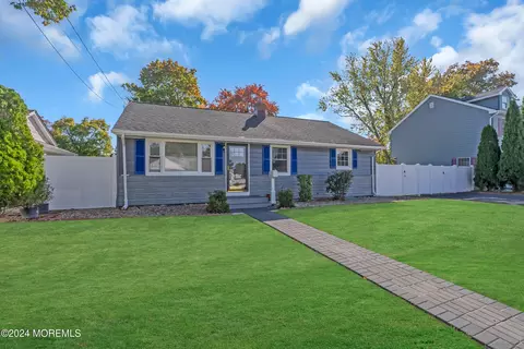 4 Meadowbrook Ave, Eatontown, NJ 07724
