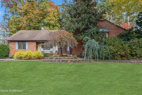 32 Timber Ln, Manalapan, NJ 07726