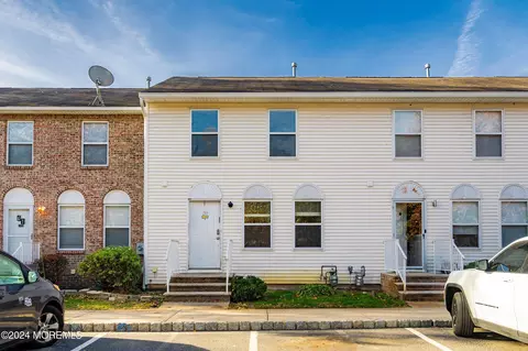 39 Waterview Dr, Lakewood, NJ 08701